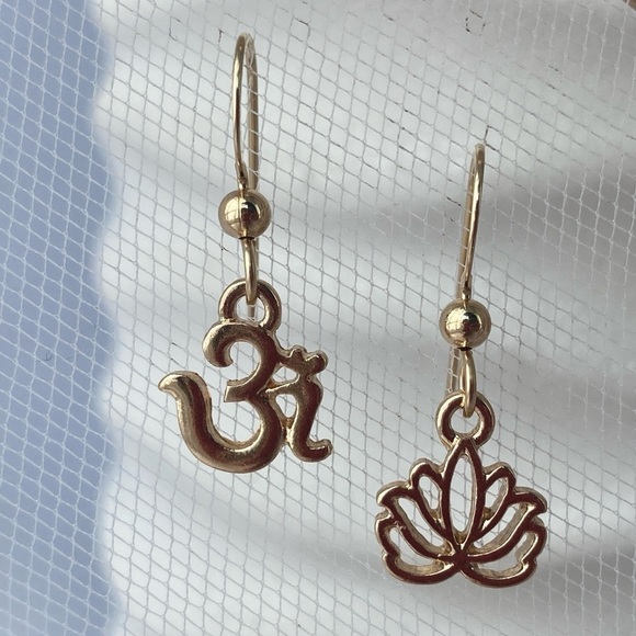 𝅺OM and Lotus Flower Mismatched Gold Earrings - Picture 1 of 11